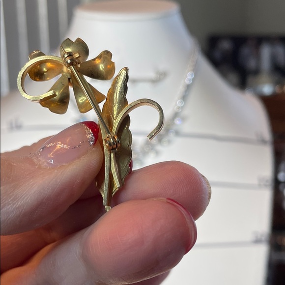 Elegant Gold Flower Brooch - Picture 3 of 6